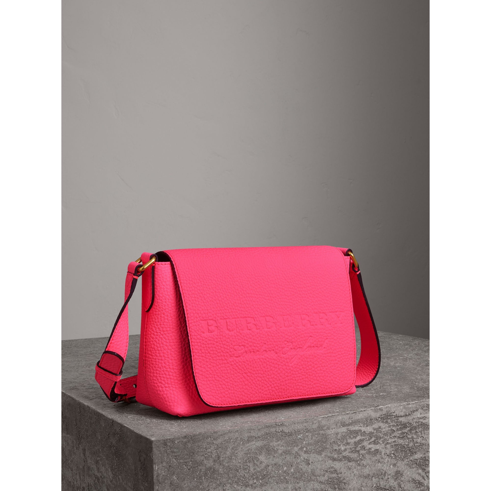 NEON PINK Petit sac Messenger en cuir néon estampé