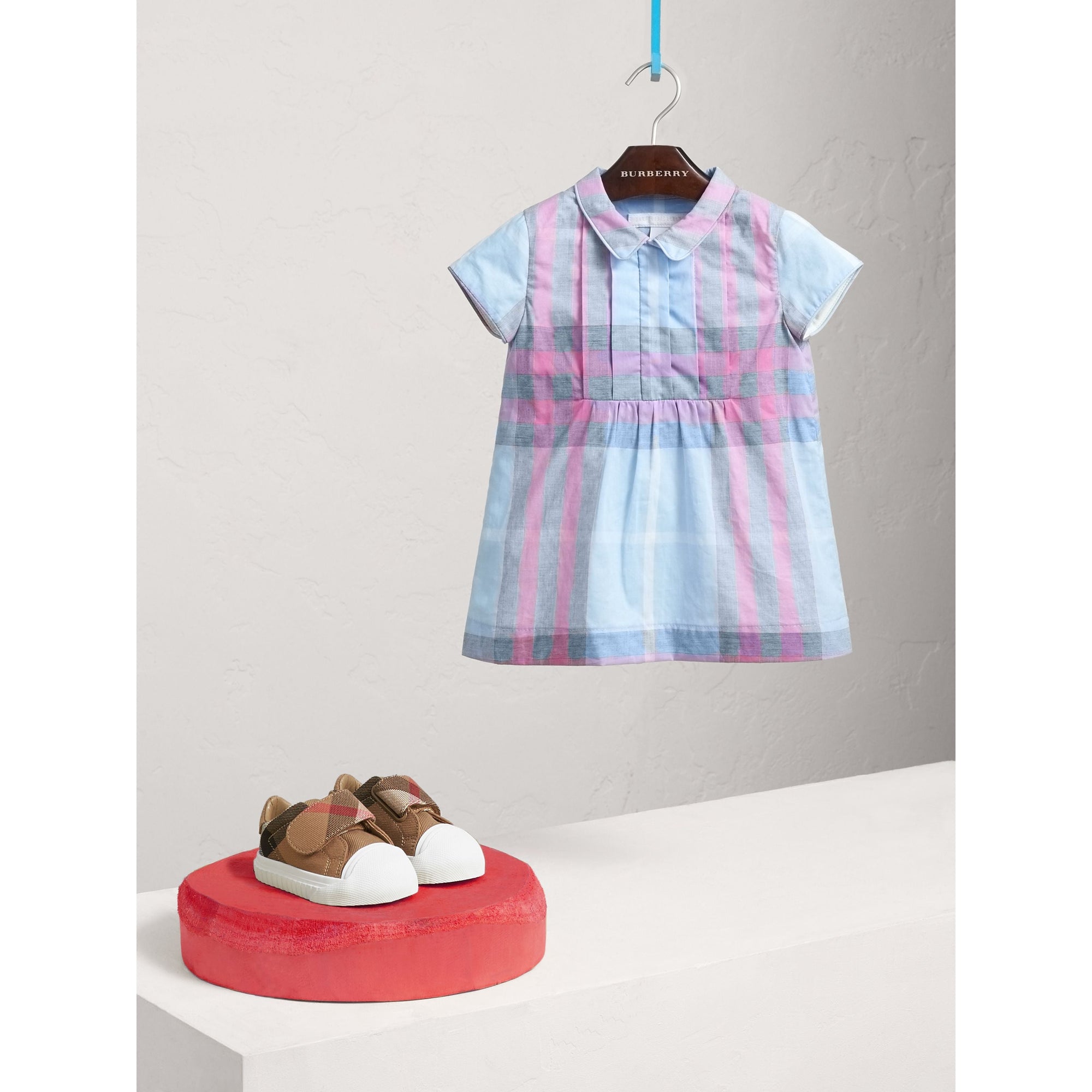 CHALK BLUE Robe en coton à motif check et plastron plissé.