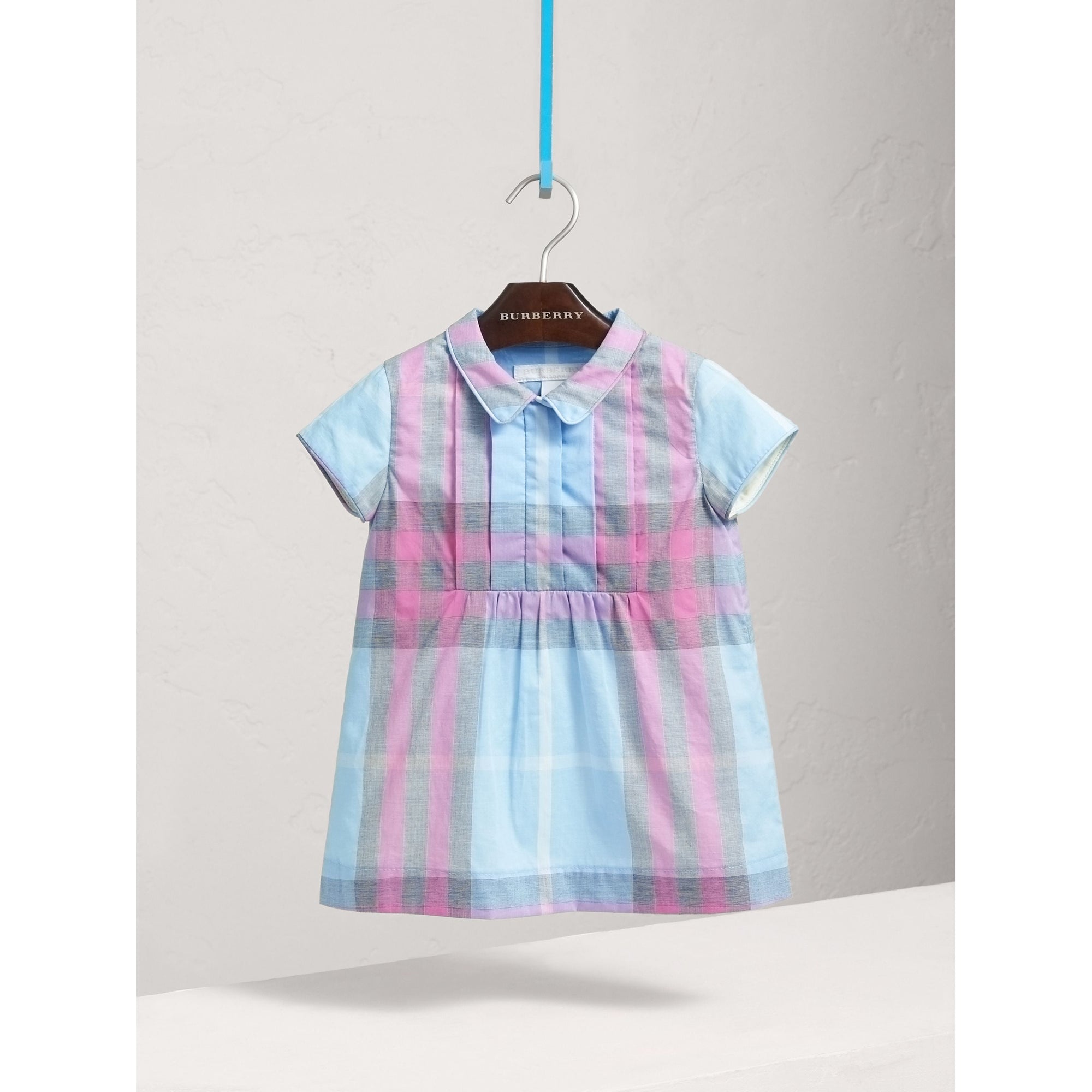 CHALK BLUE Robe en coton à motif check et plastron plissé.