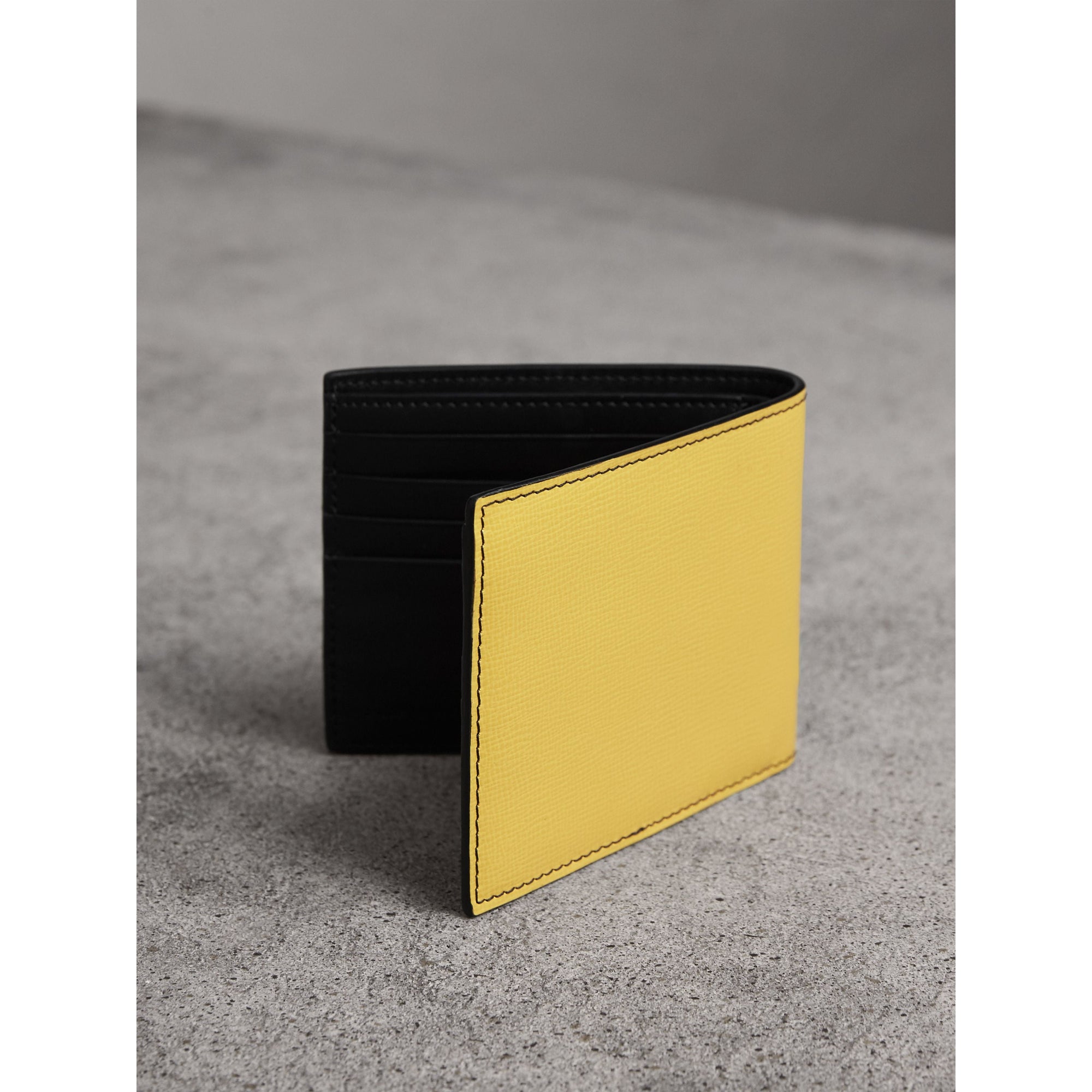 Portefeuille à rabat multidevise en cuir avec appliqué Créature - Jaune Ocre