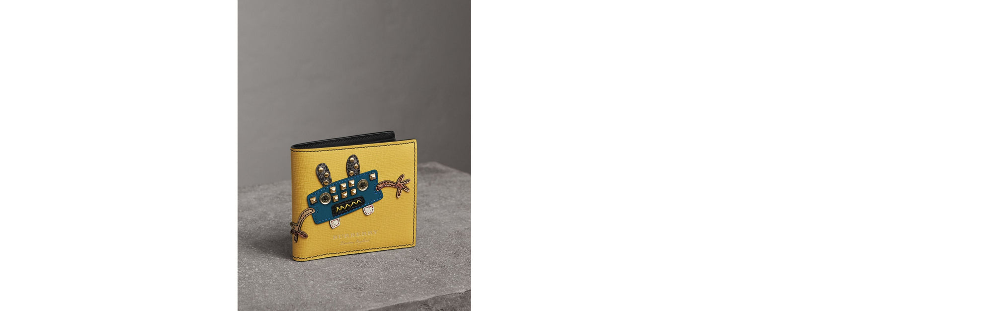 Portefeuille à rabat multidevise en cuir avec appliqué Créature - Jaune Ocre