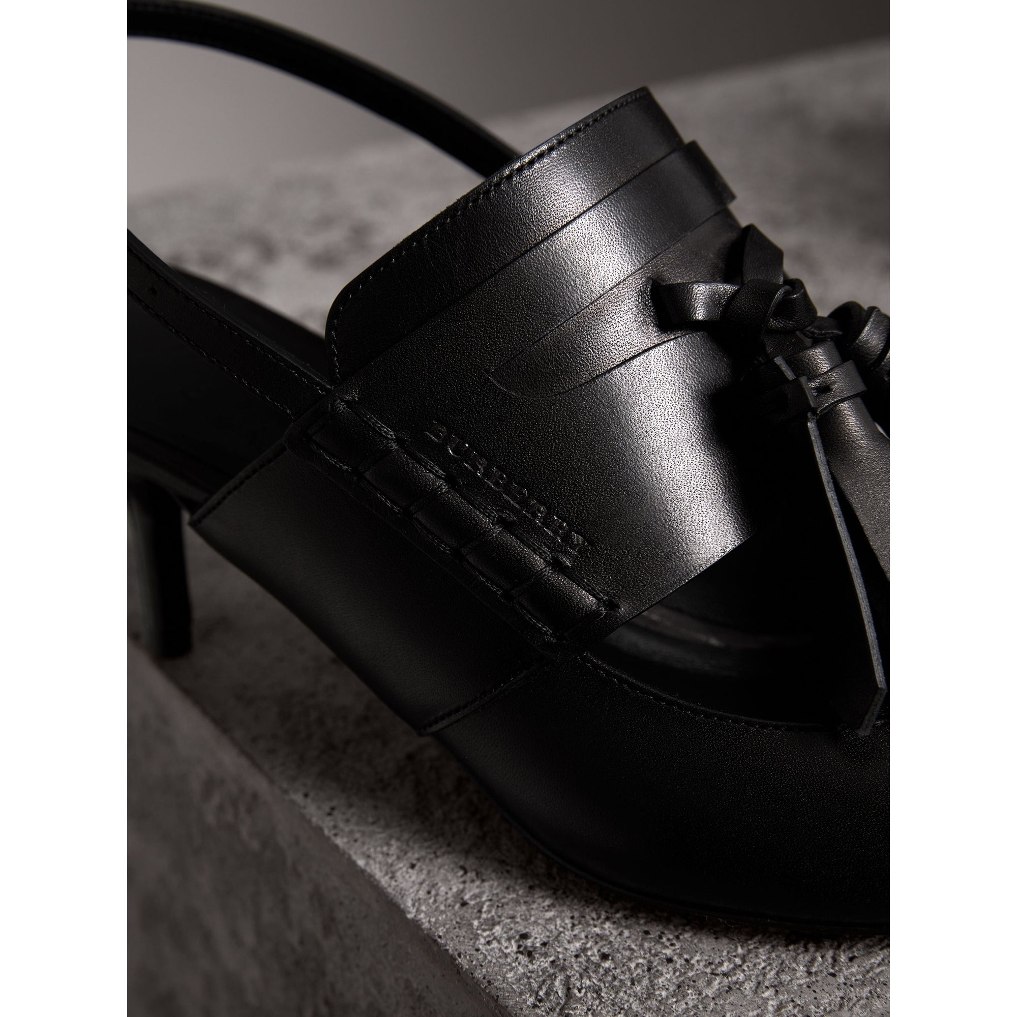 BLACK Sandales en cuir avec pampilles à talon kitten-heel