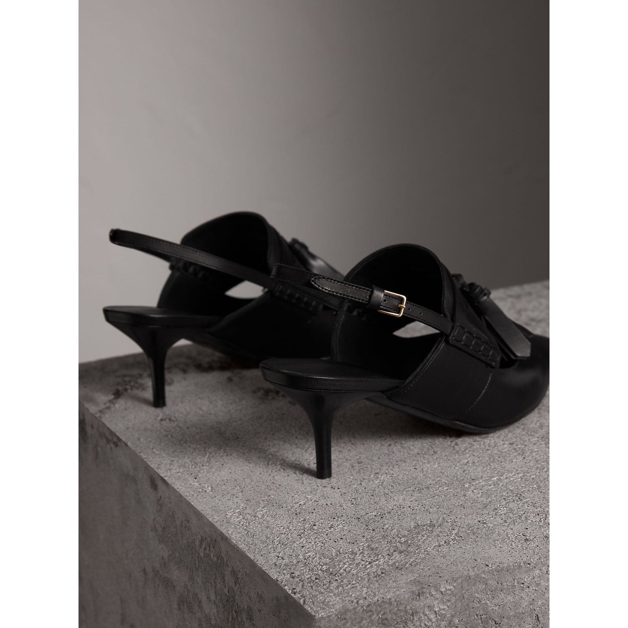 BLACK Sandales en cuir avec pampilles à talon kitten-heel