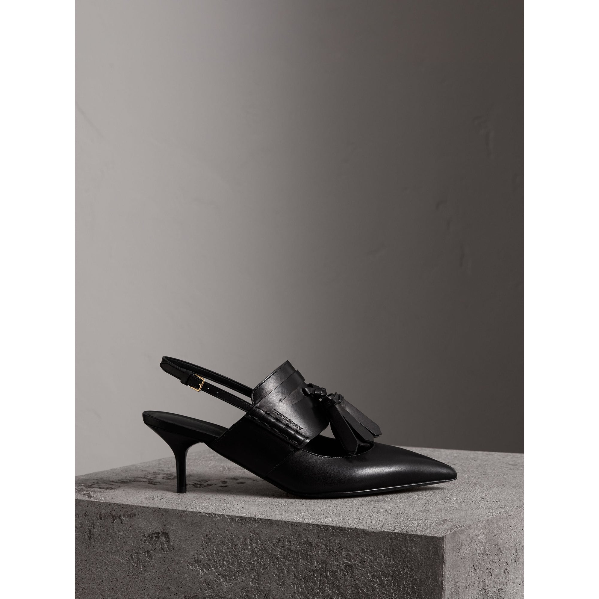 BLACK Sandales en cuir avec pampilles à talon kitten-heel