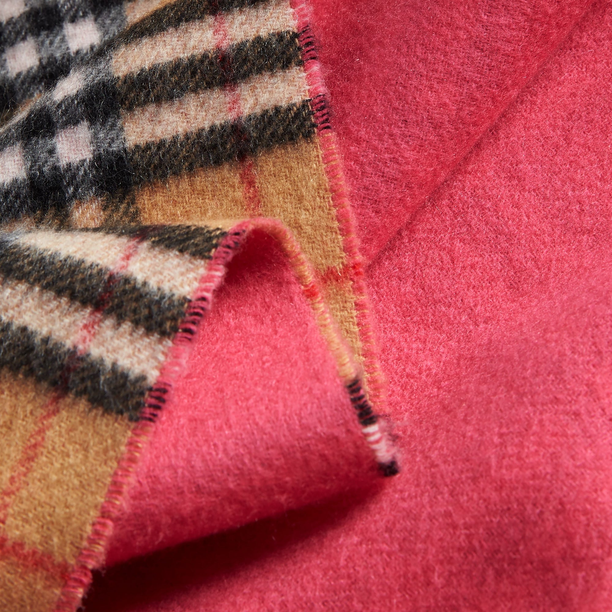 BRIGHT PEONY Bandana Burberry en cachemire néon et à motif Vintage check