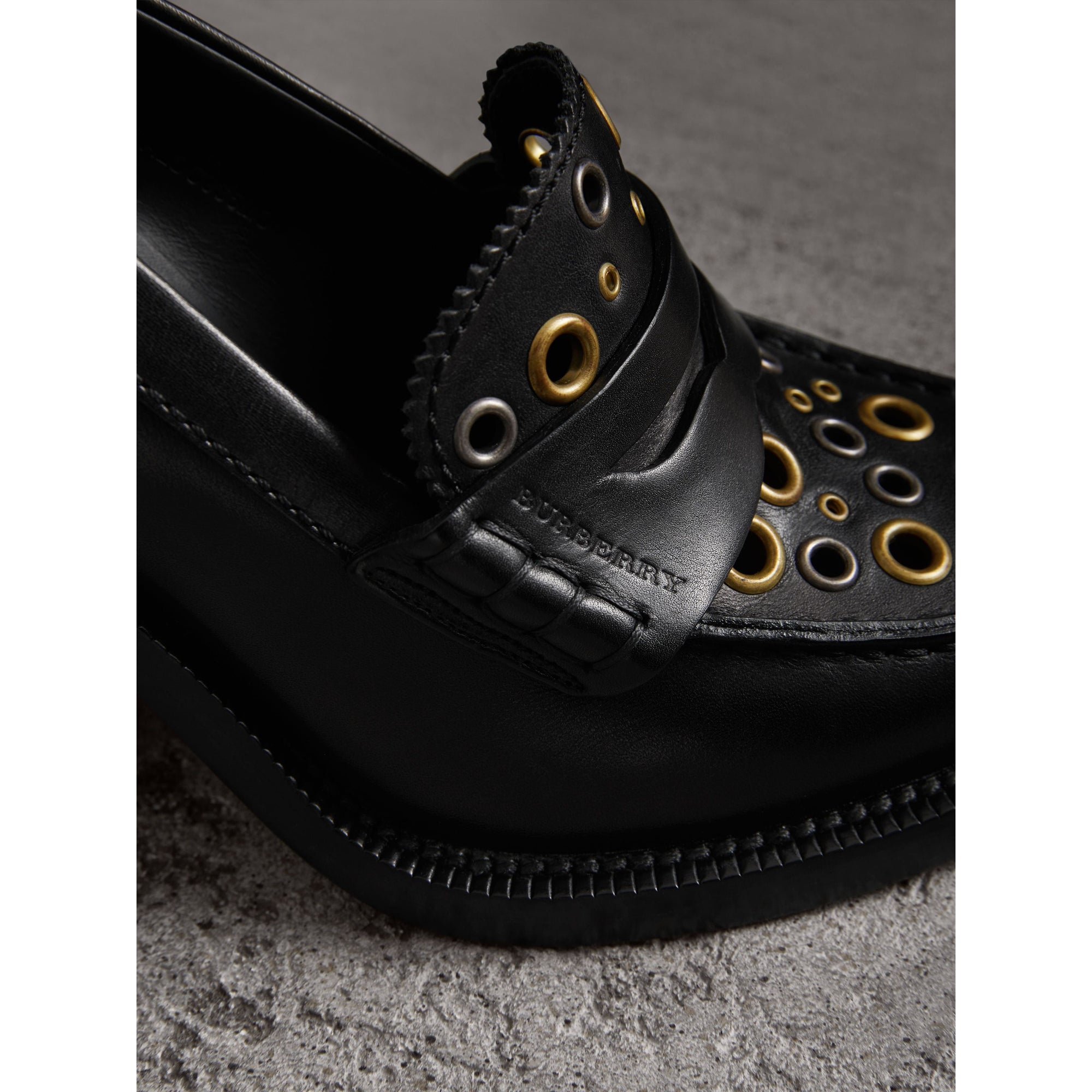 BLACK Mocassins à talon en cuir avec œillets