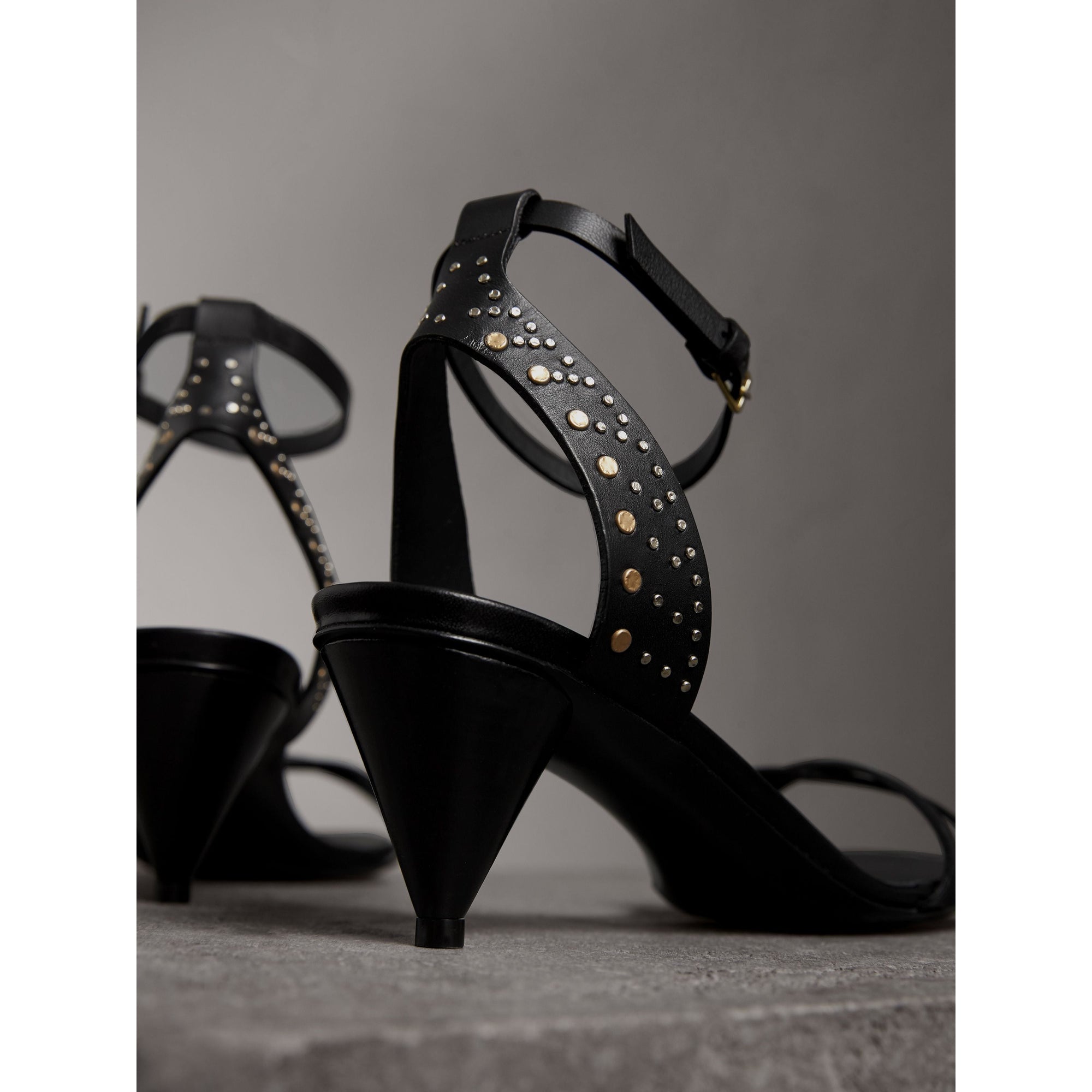 BLACK Sandales à talons coniques en cuir riveté