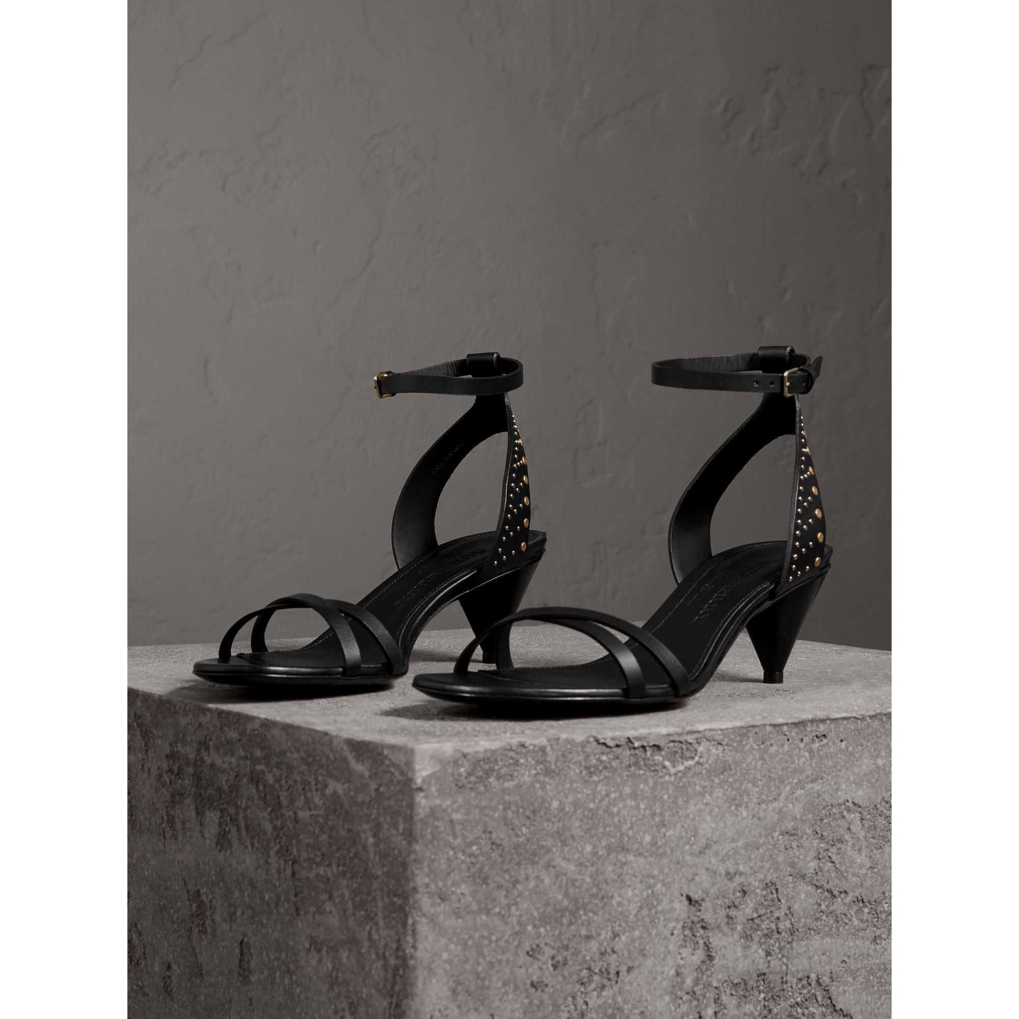 BLACK Sandales à talons coniques en cuir riveté