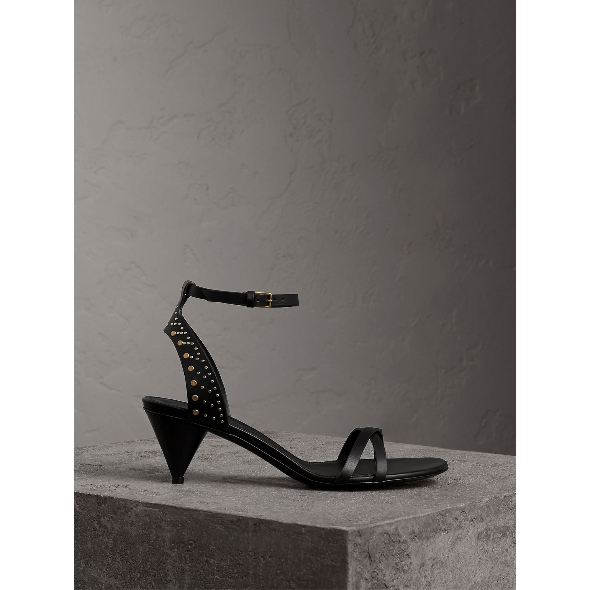 BLACK Sandales à talons coniques en cuir riveté