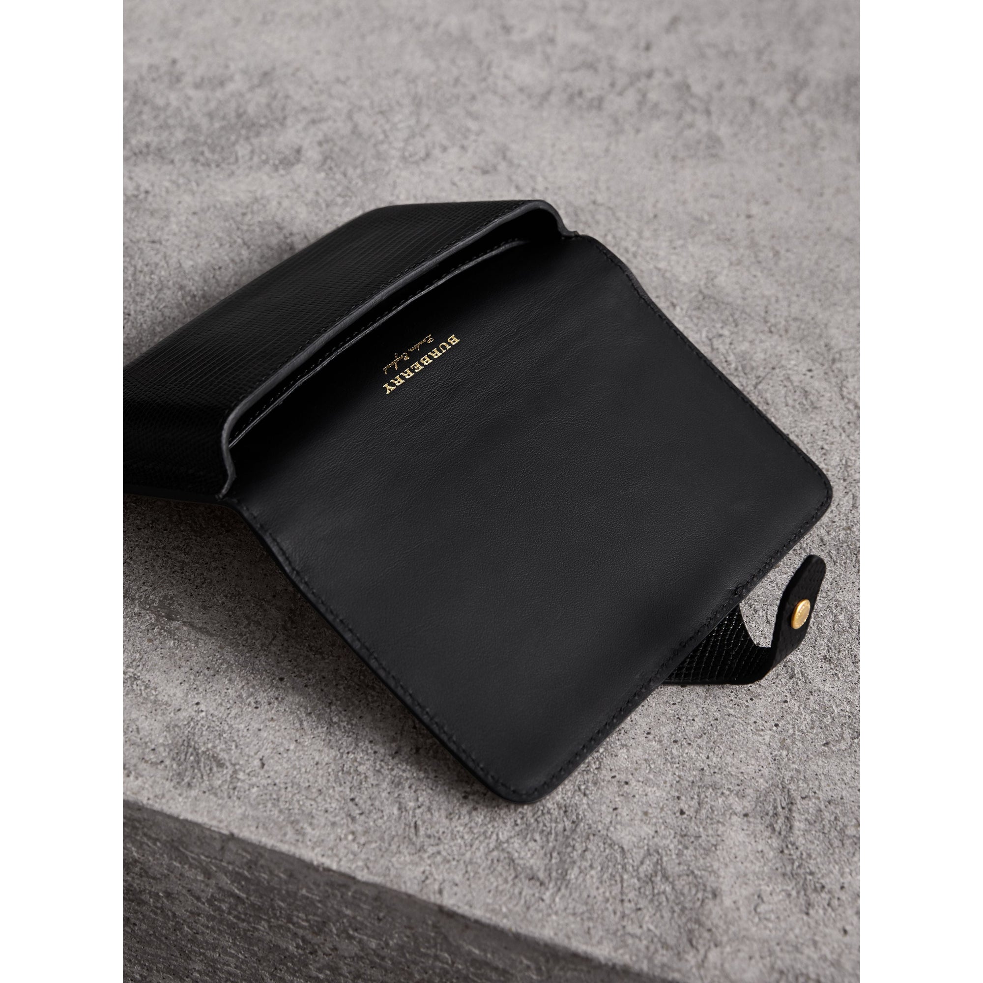 Étui pour téléphone en lézard à rivets avec bouclier du Cavalier - Noir