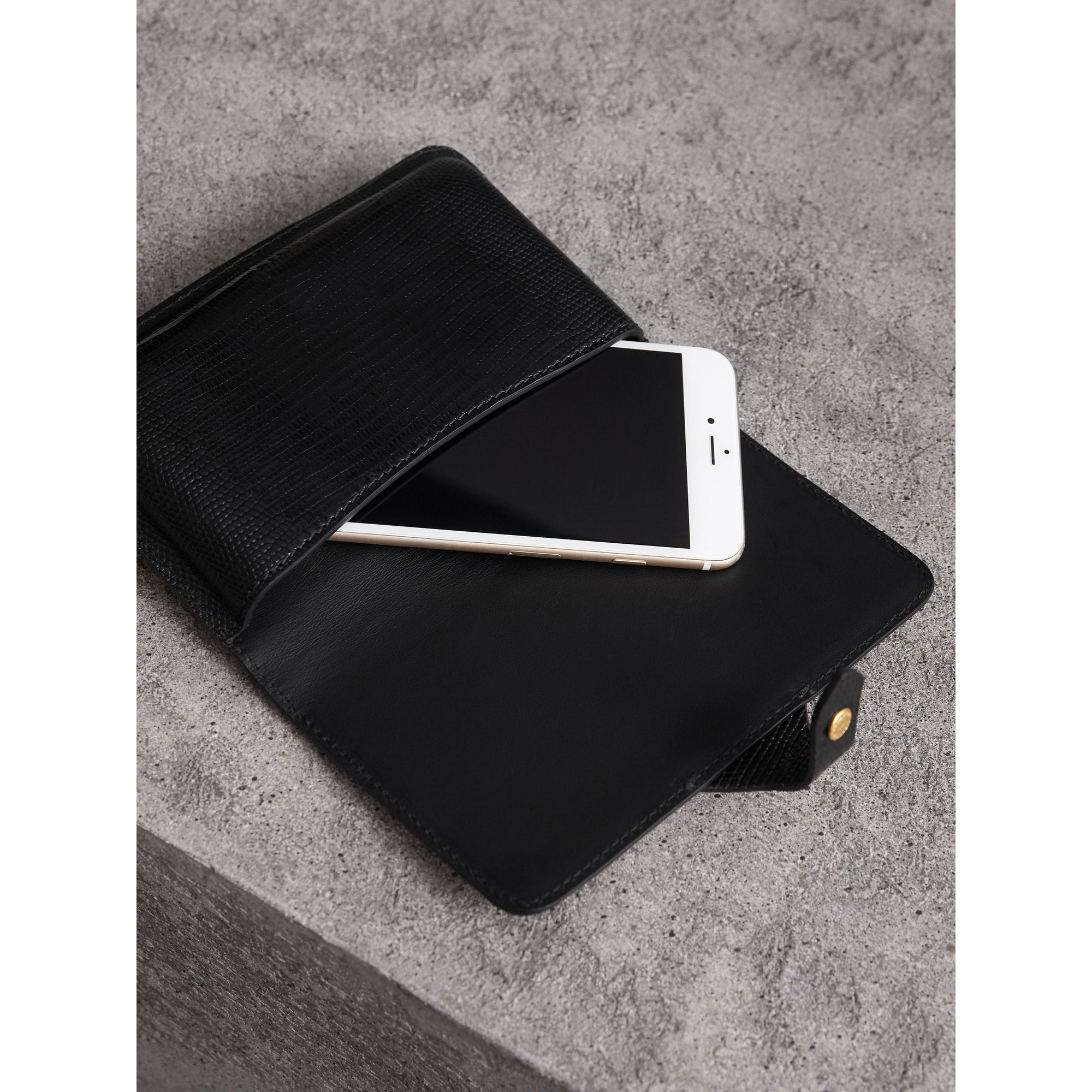 Étui pour téléphone en lézard à rivets avec bouclier du Cavalier - Noir