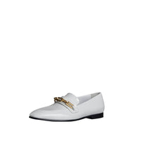 OPTIC WHITE Mocassins en cuir verni avec chaîne