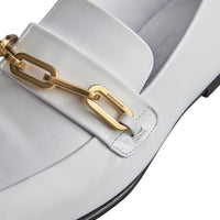 OPTIC WHITE Mocassins en cuir verni avec chaîne