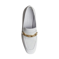 OPTIC WHITE Mocassins en cuir verni avec chaîne