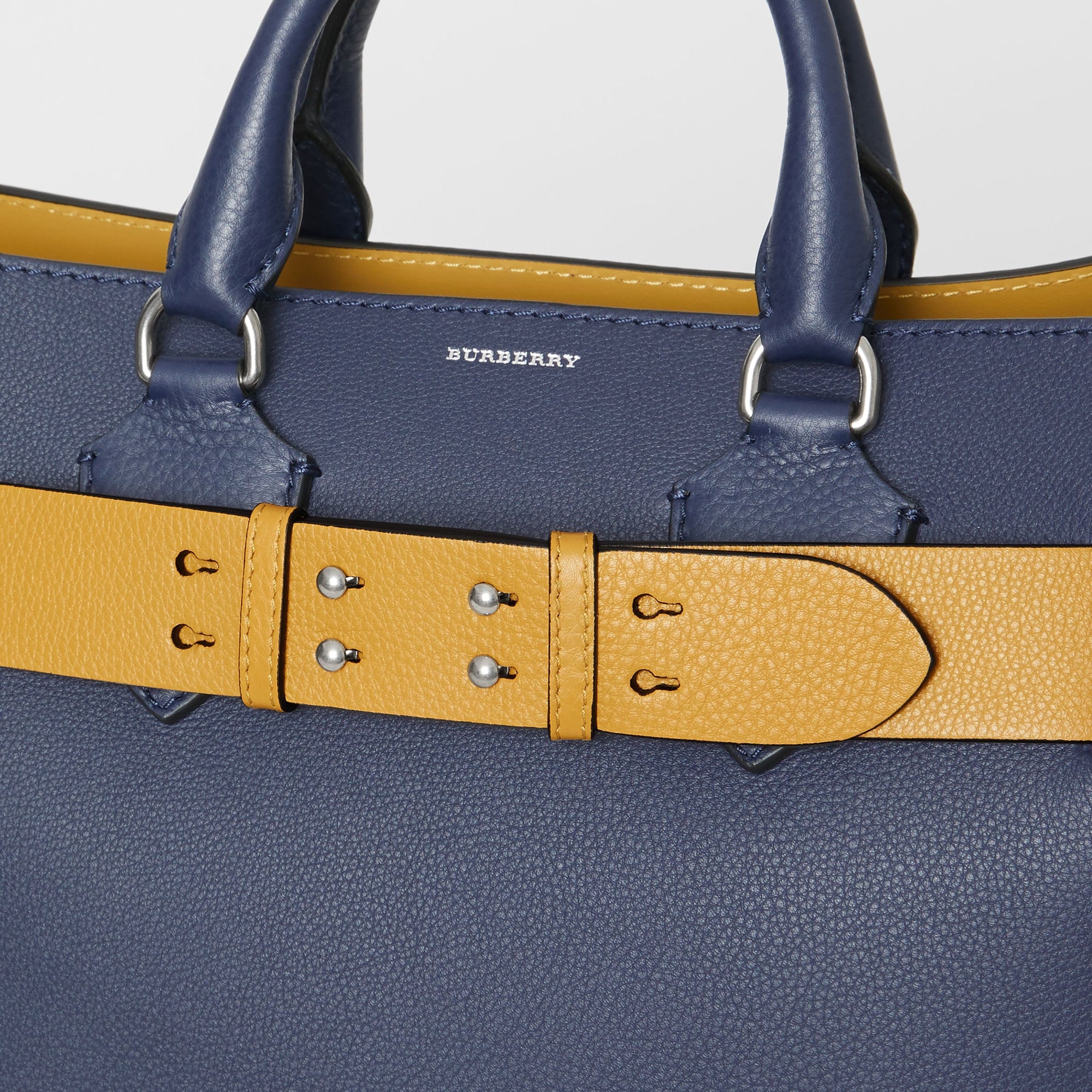Ceinture du sac the belt moyen en cuir grainé - Jaune bleuet