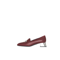 BORDEAUX Escarpins en cuir avec bride cloutée