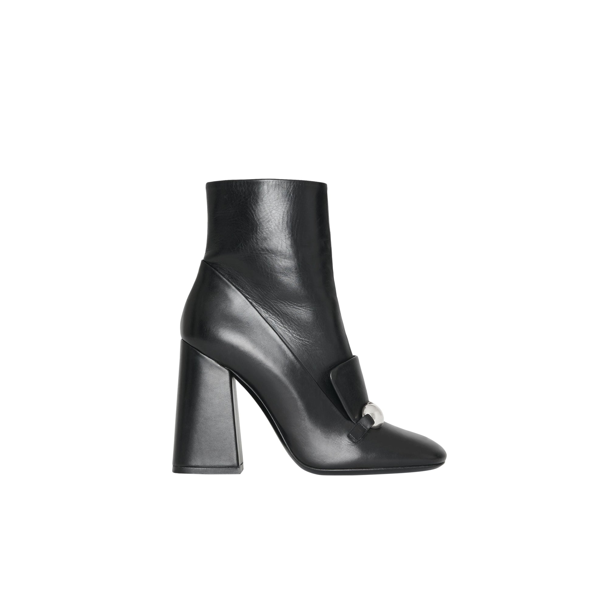 BLACK Bottines en cuir avec bride cloutée