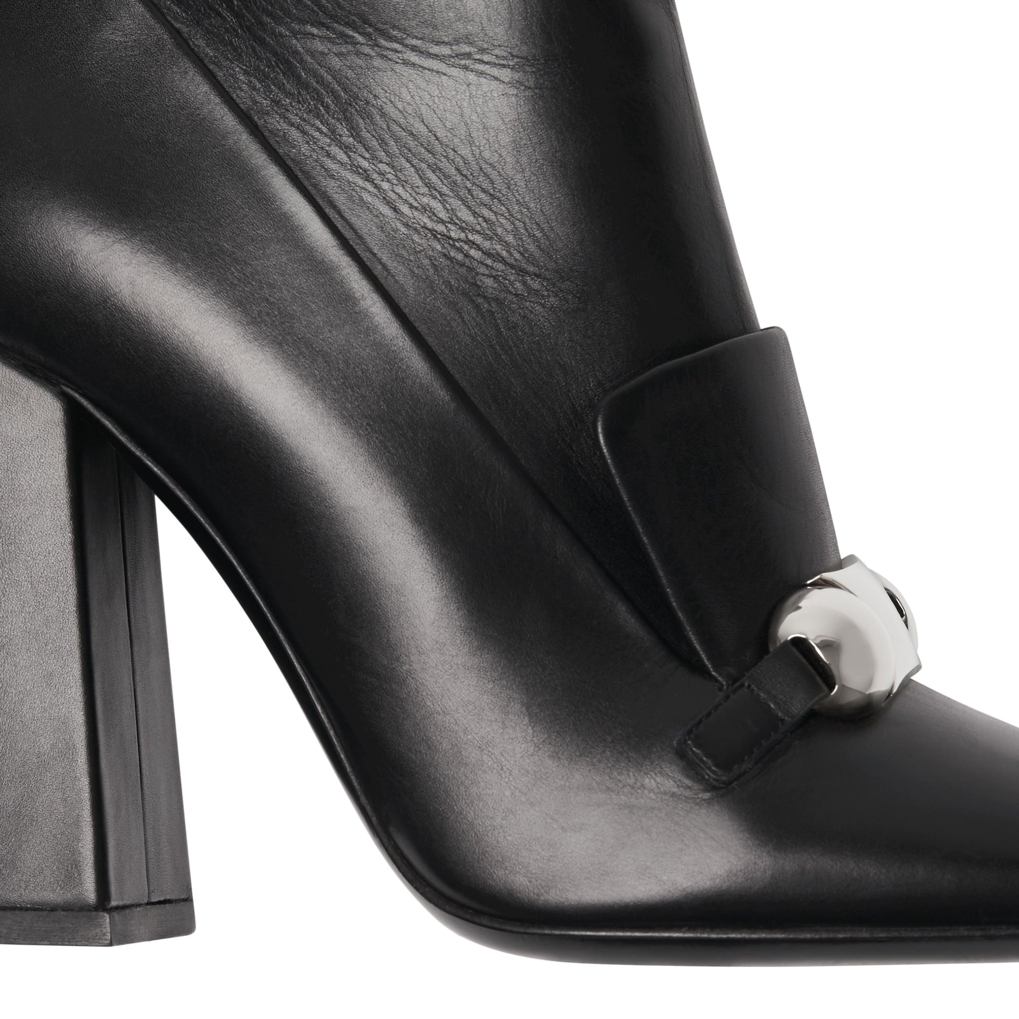 BLACK Bottines en cuir avec bride cloutée