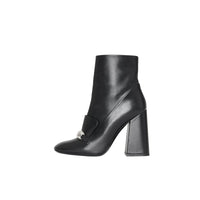 BLACK Bottines en cuir avec bride cloutée
