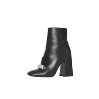 BLACK Bottines en cuir avec bride cloutée