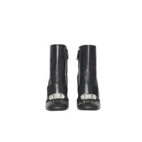 BLACK Bottines en cuir avec bride cloutée