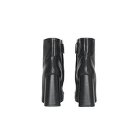 BLACK Bottines en cuir avec bride cloutée