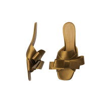 ANTIQUE GOLD Mules à talon bottier en satin avec nœud