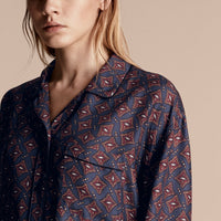 NAVY Chemise de style pyjama en soie à manches longues et imprimé géométrique