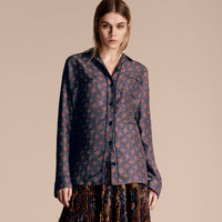 NAVY Chemise de style pyjama en soie à manches longues et imprimé géométrique