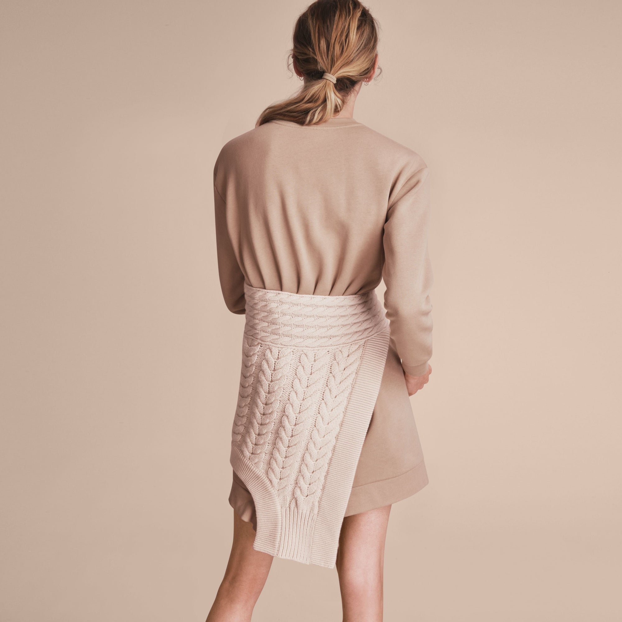 NATURAL WHITE Robe sweat-shirt avec panneaux en maille torsadée en cachemire