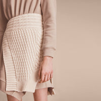 NATURAL WHITE Robe sweat-shirt avec panneaux en maille torsadée en cachemire