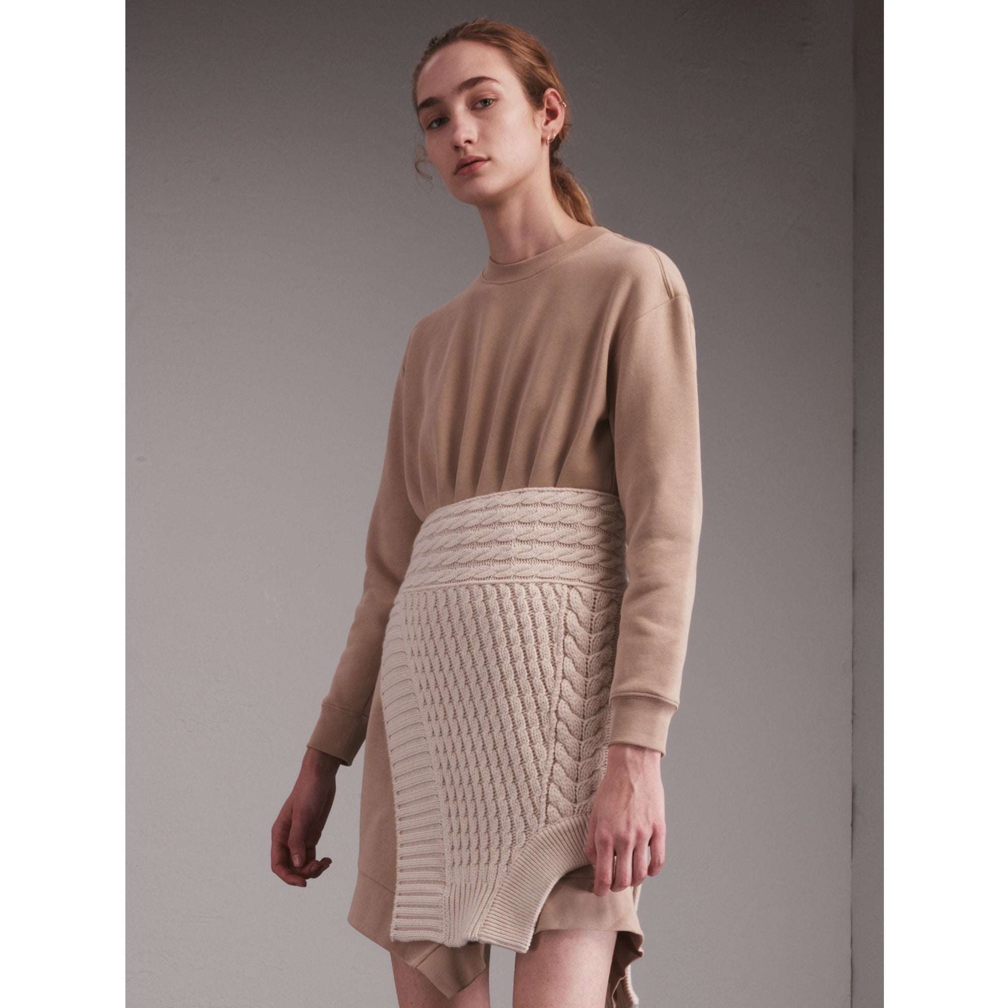 NATURAL WHITE Robe sweat-shirt avec panneaux en maille torsadée en cachemire