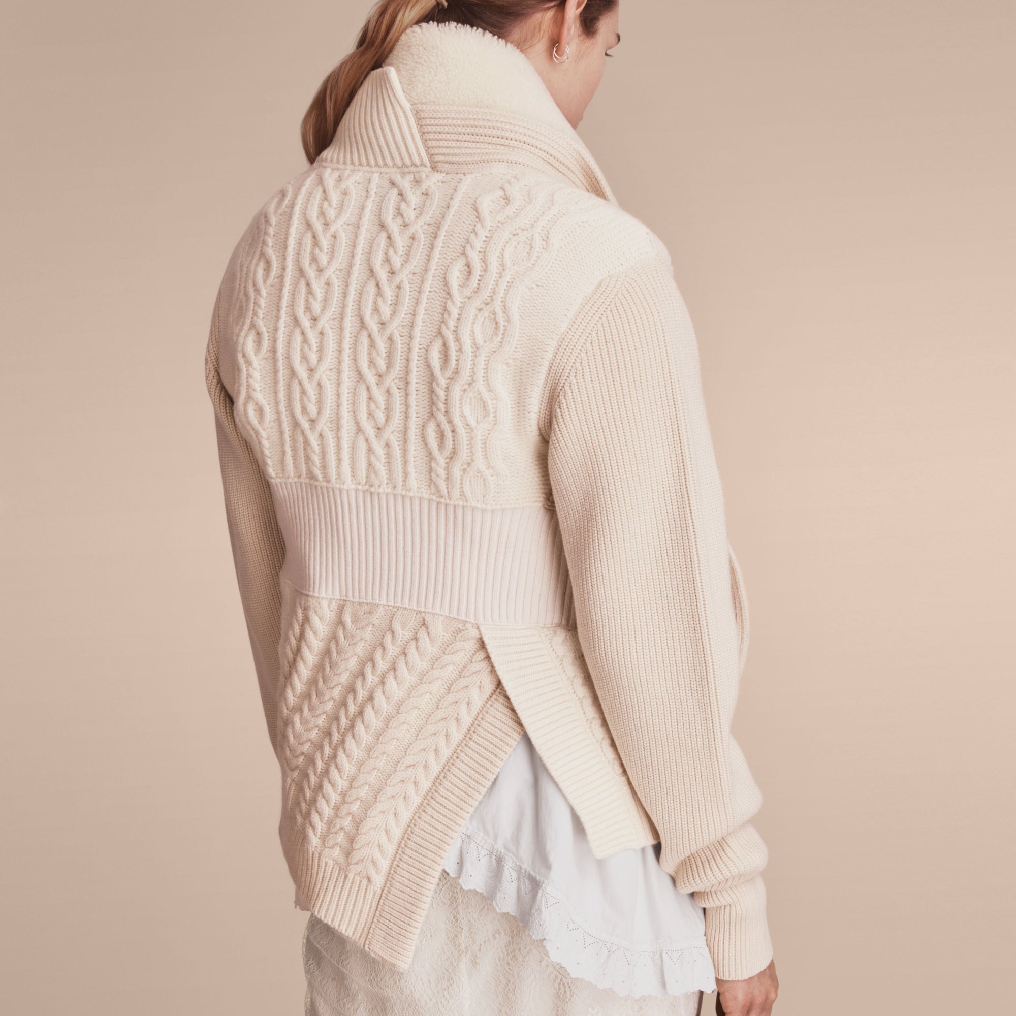 NATURAL WHITE Veste en maille de laine et cachemire avec col en shearling