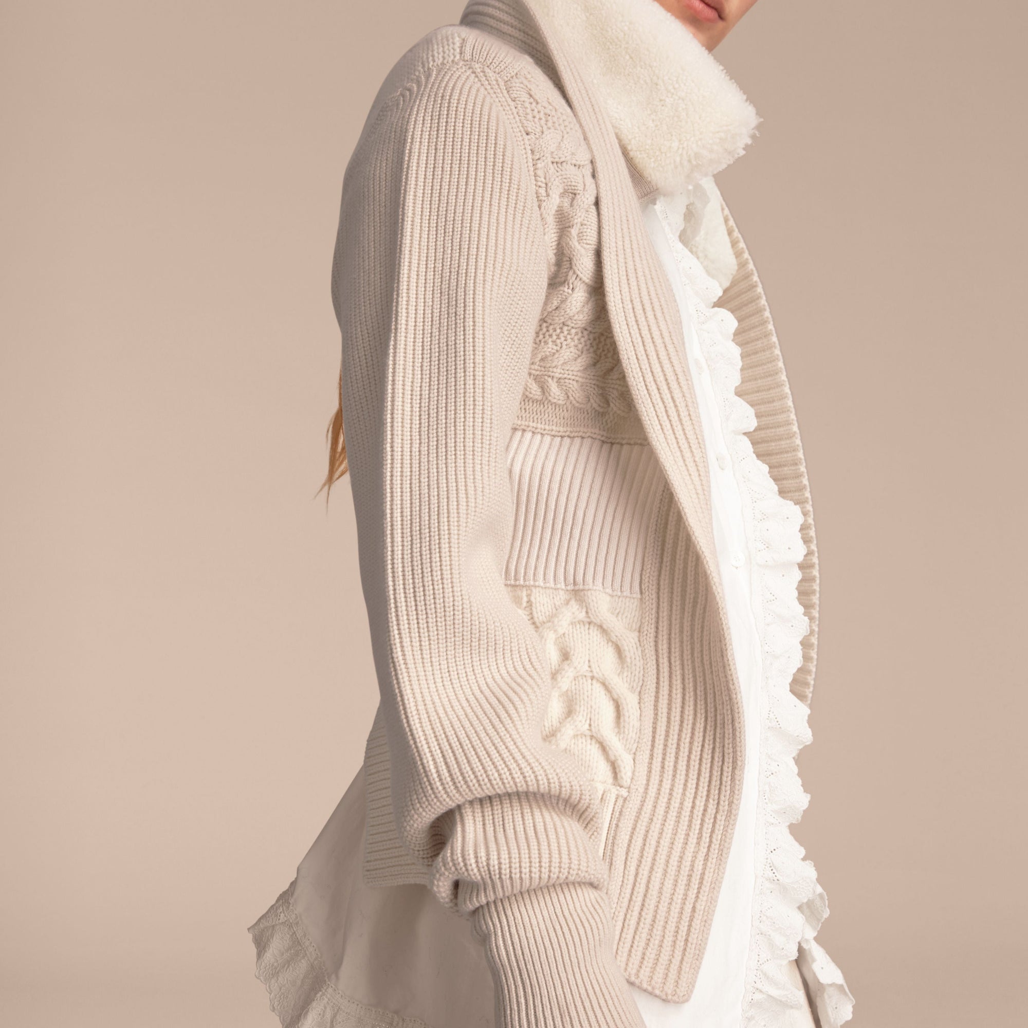 NATURAL WHITE Veste en maille de laine et cachemire avec col en shearling