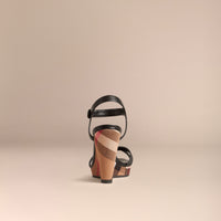BLACK Sandales compensées en cuir avec motif House check