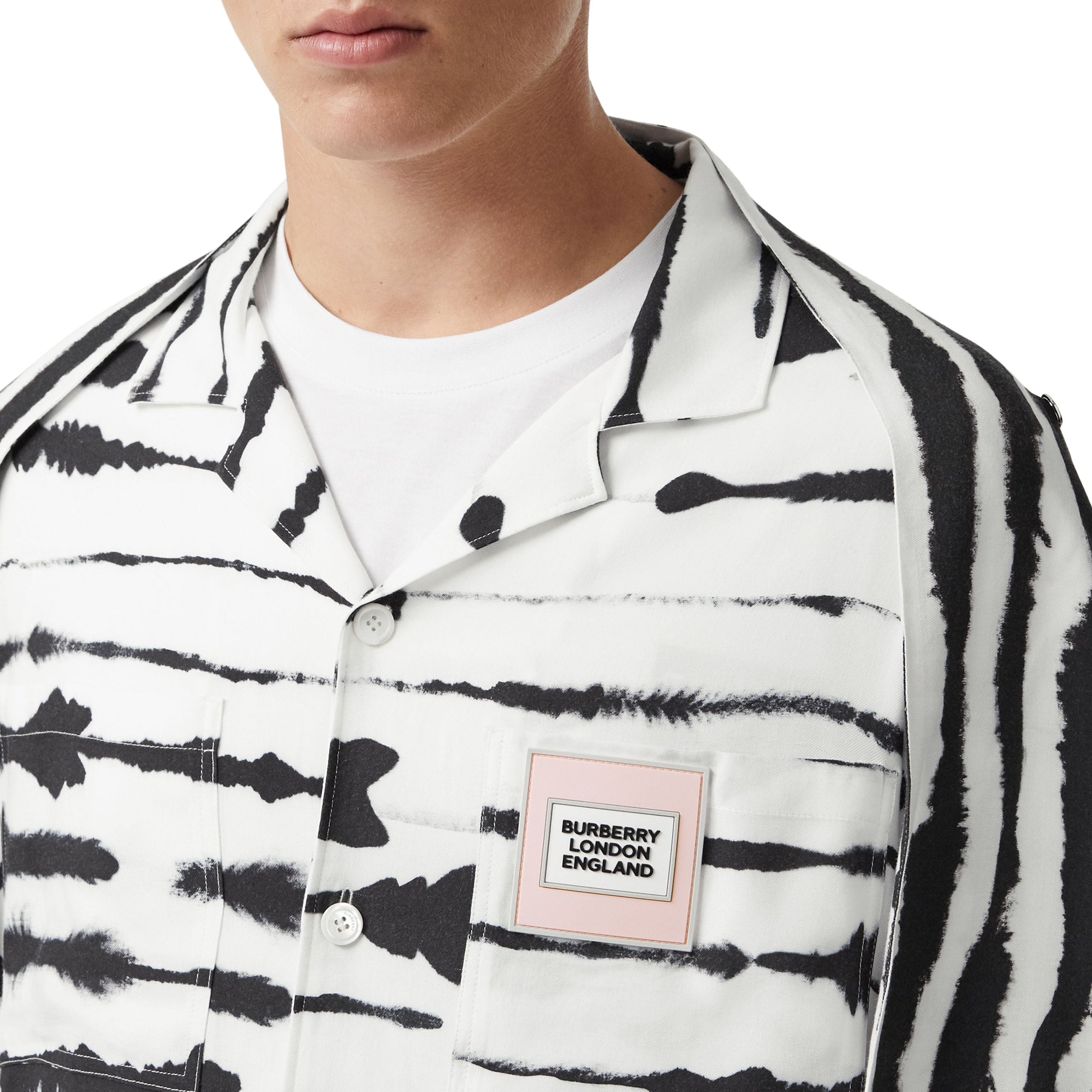 MONOCHROME IP PTTN Chemise en sergé à imprimé aquarelle et manches courtes avec cape