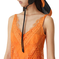 AMBER ORANGE Robe combinaison en résille et soie avec dentelle
