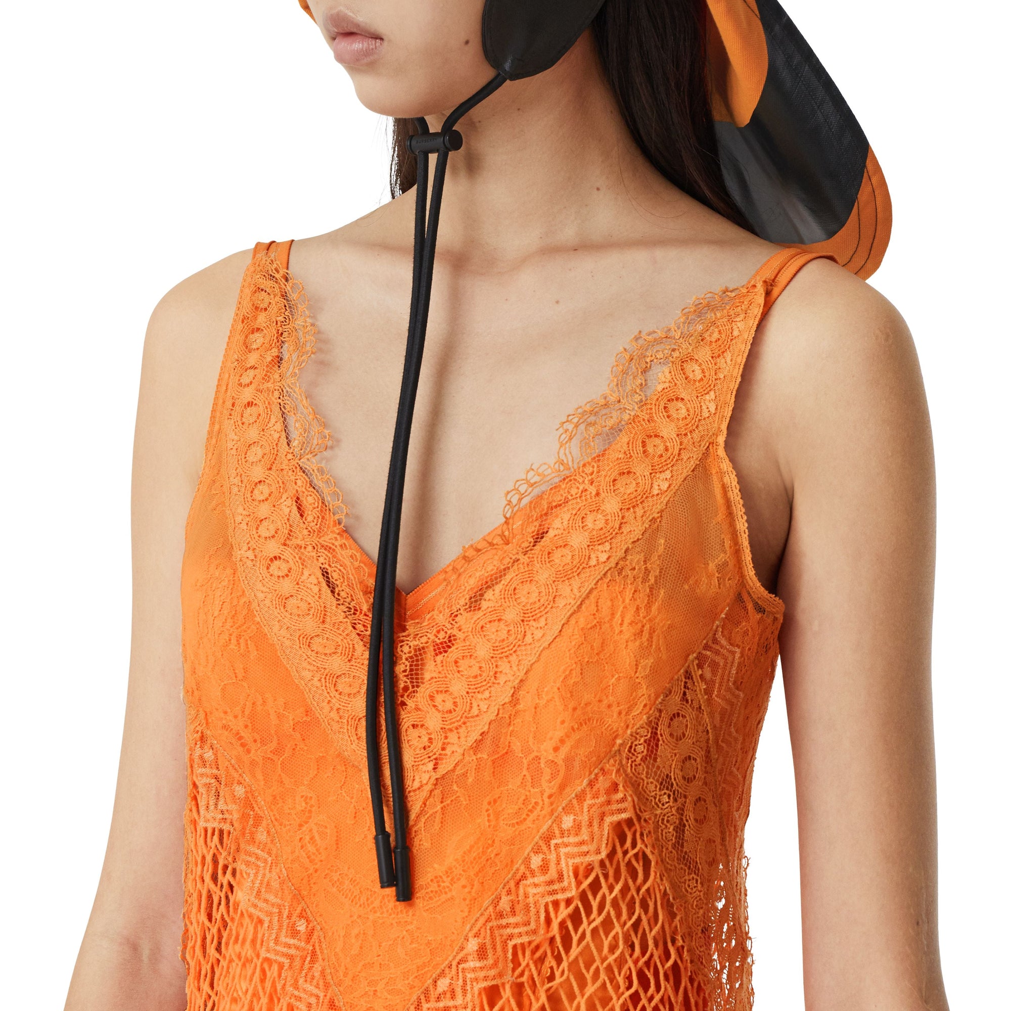 AMBER ORANGE Robe combinaison en résille et soie avec dentelle
