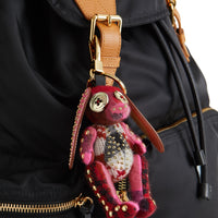 PARADE RED MULTI Bijou porte-clés en cachemire Sandra le Basset