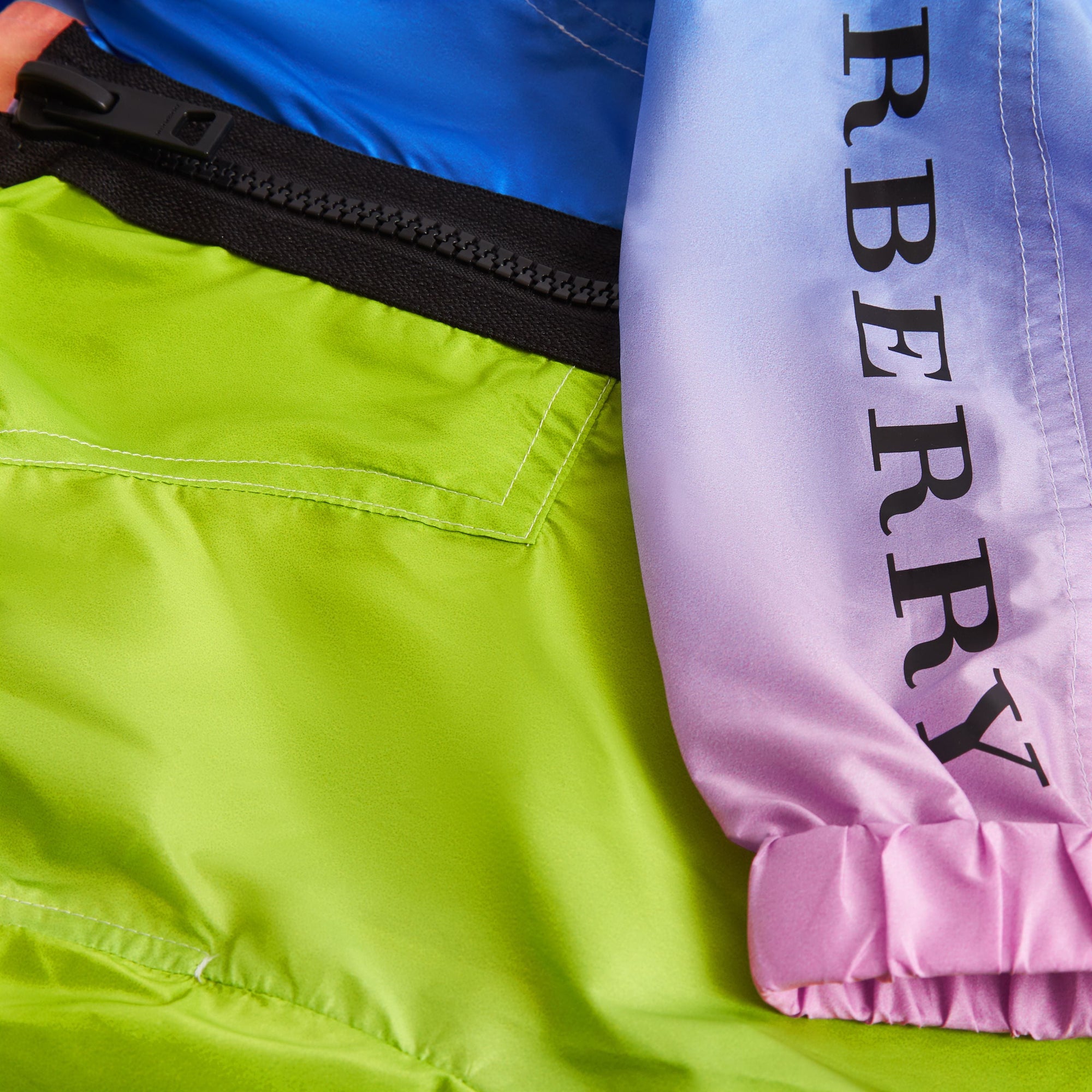 MULTICOLOUR Veste légère à capuche avec imprimé arc-en-ciel