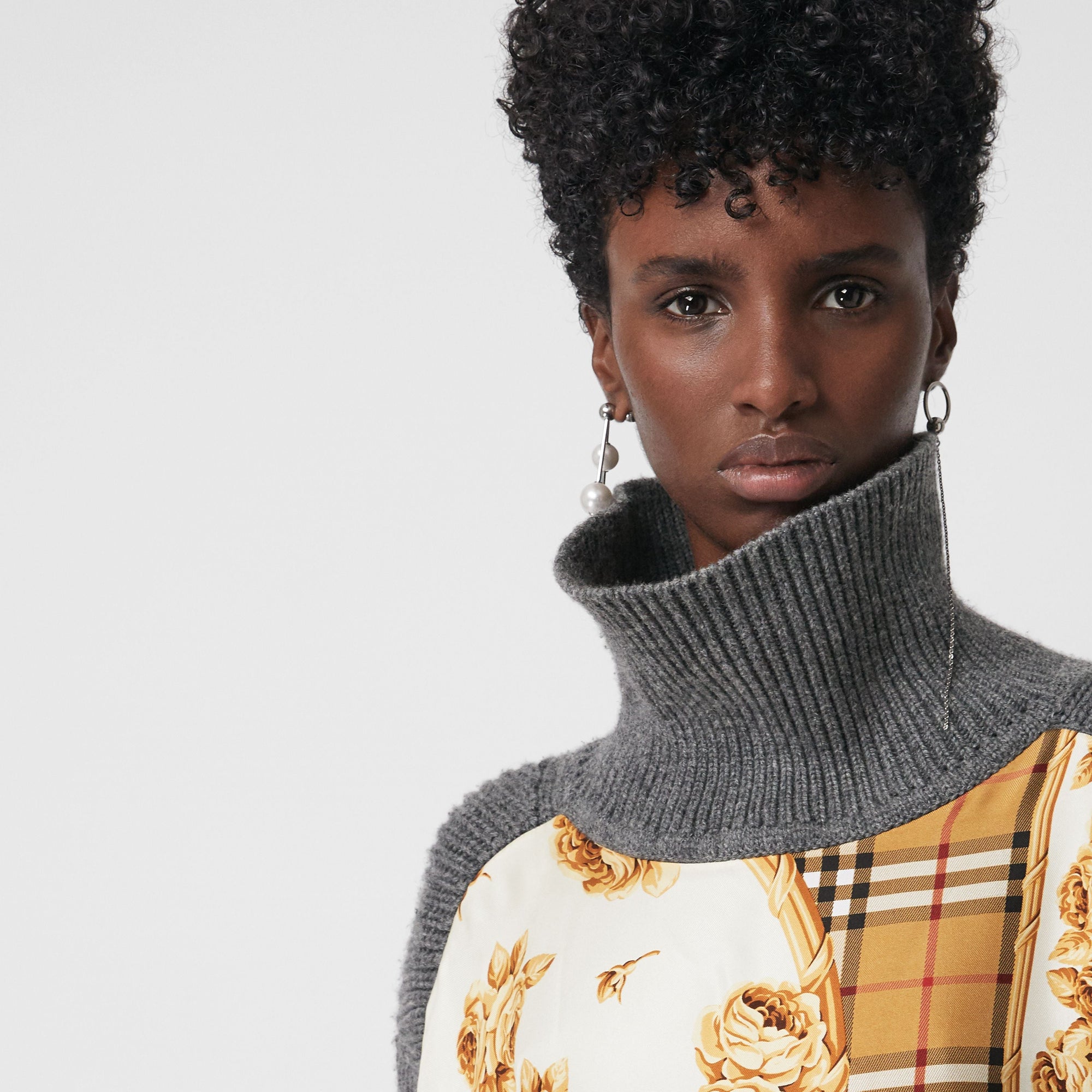 GREY MELANGE Pull à col roulé en laine avec empiècement à imprimé écharpes d'archive