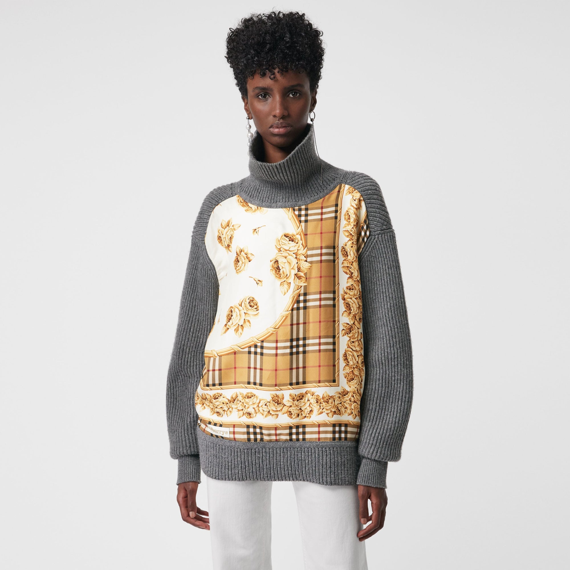 GREY MELANGE Pull à col roulé en laine avec empiècement à imprimé écharpes d'archive