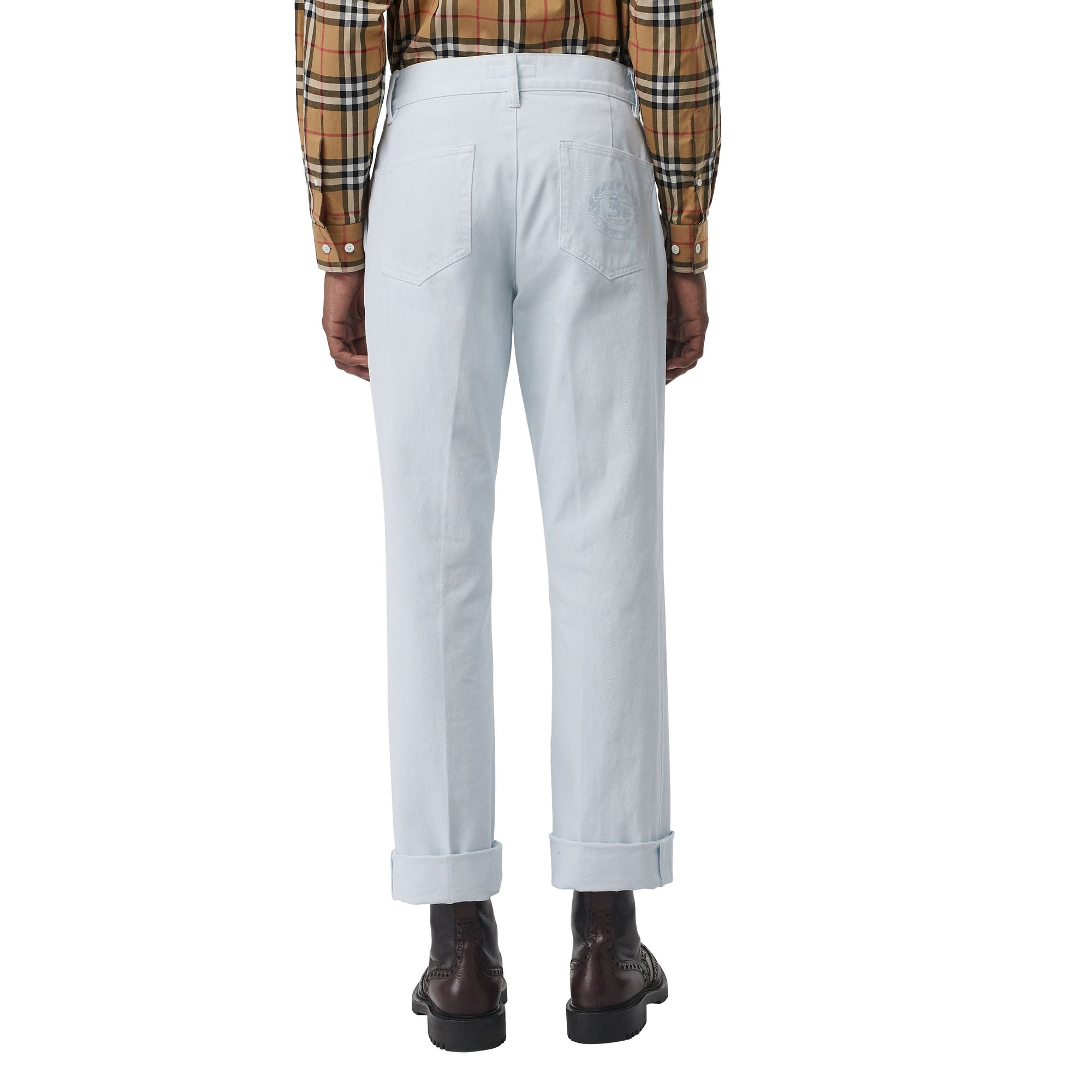CHALK BLUE Jean casual avec écusson brodé