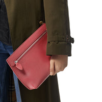 CRIMSON Clutch wristlet en cuir grainé