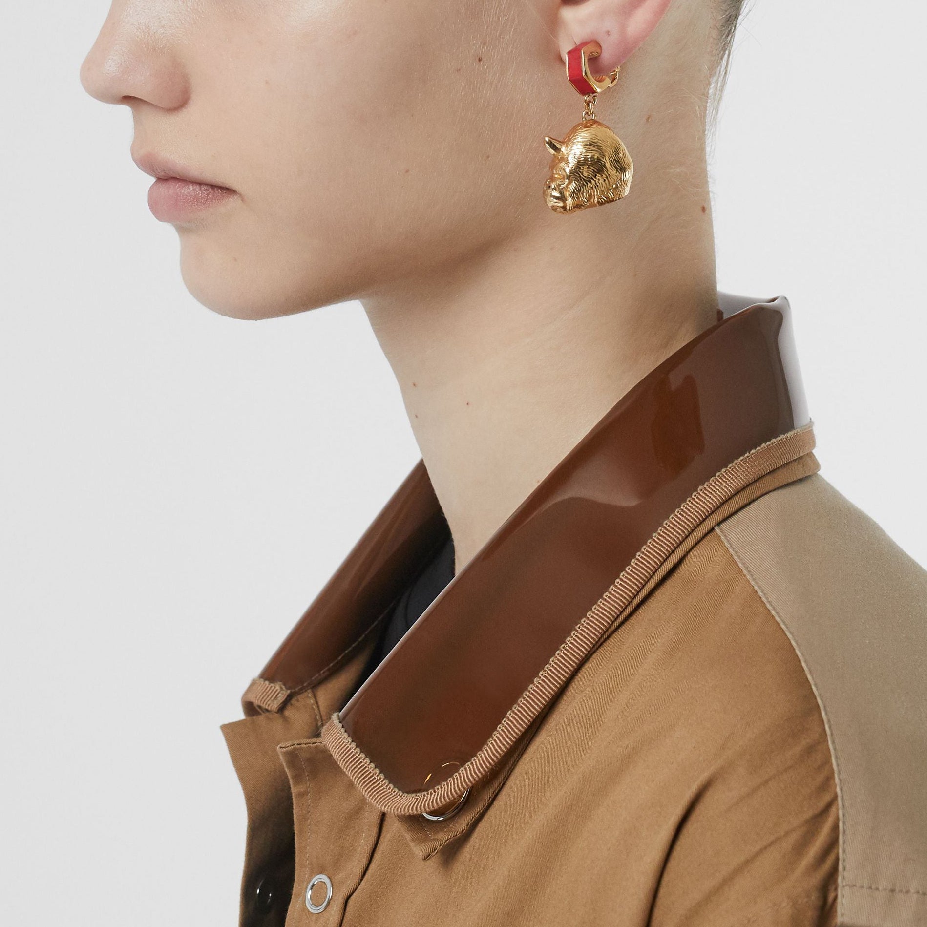 Boucles d'oreilles gorille et écrou plaquées or avec cuir - Rouge vif & or clair