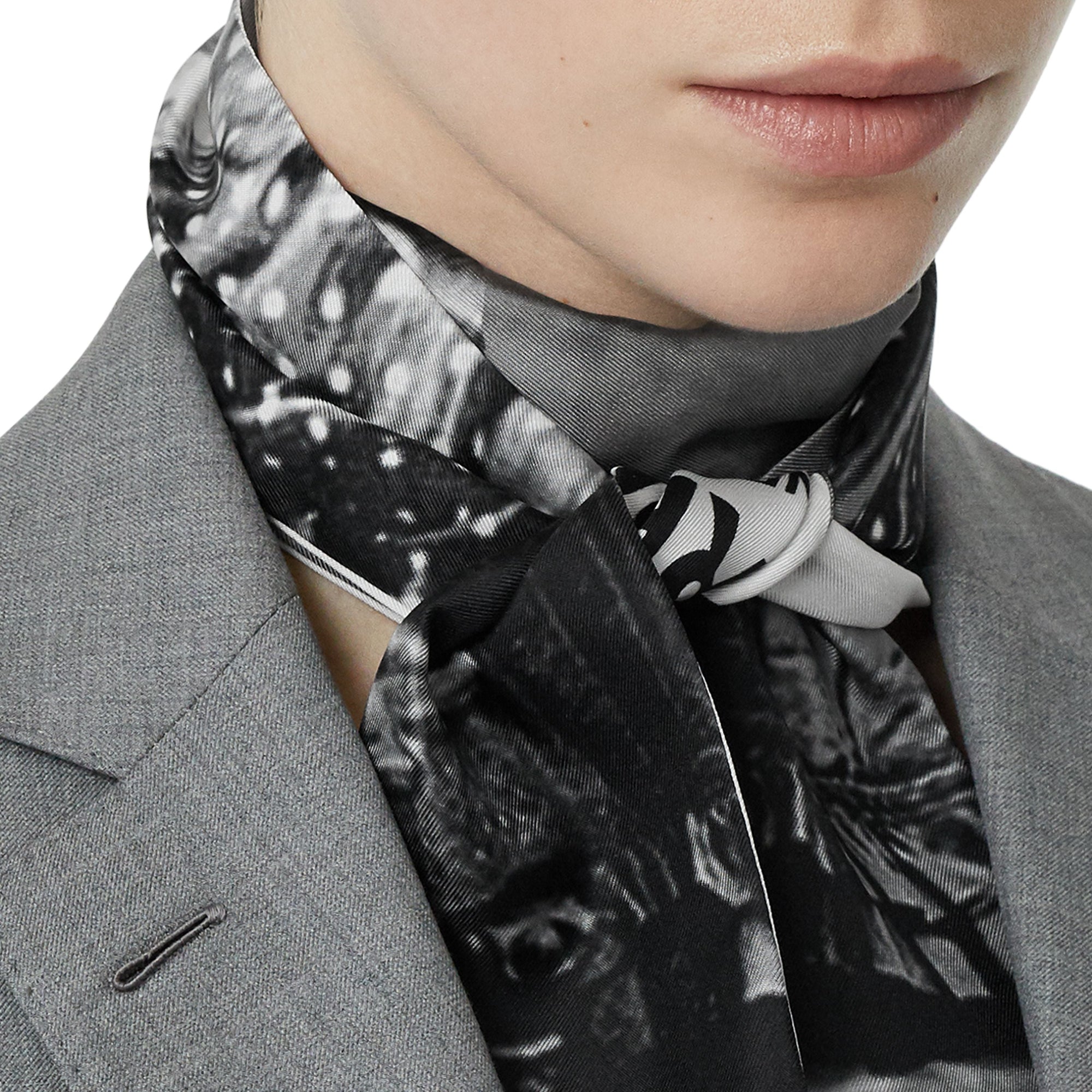 GREY Foulard ultrafin en soie à imprimé Portrait victorien