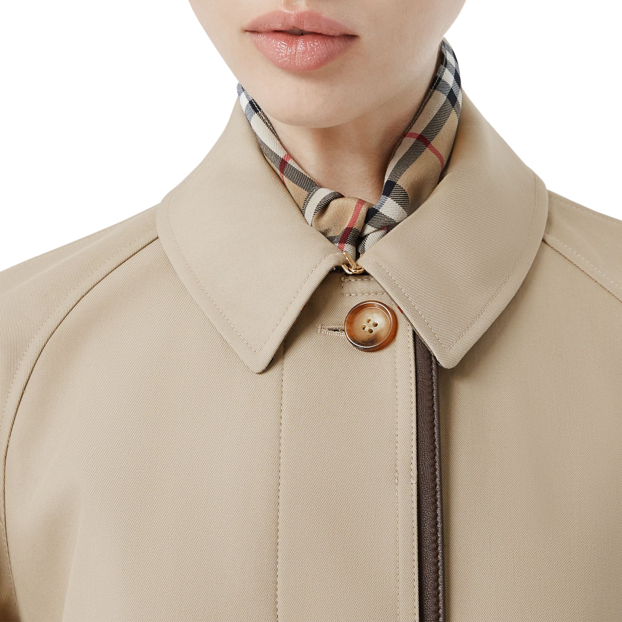 Paletot ceinturé en gabardine de coton avec cuir d'agneau - Stone