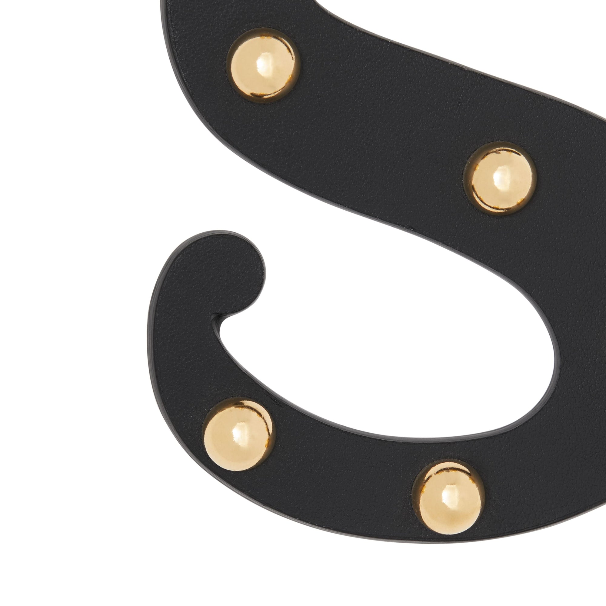 Bijou alphabet « s » en cuir clouté - Noir & or clair