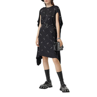 BLACK Robe en satin de soie avec manches à découpes et ornements