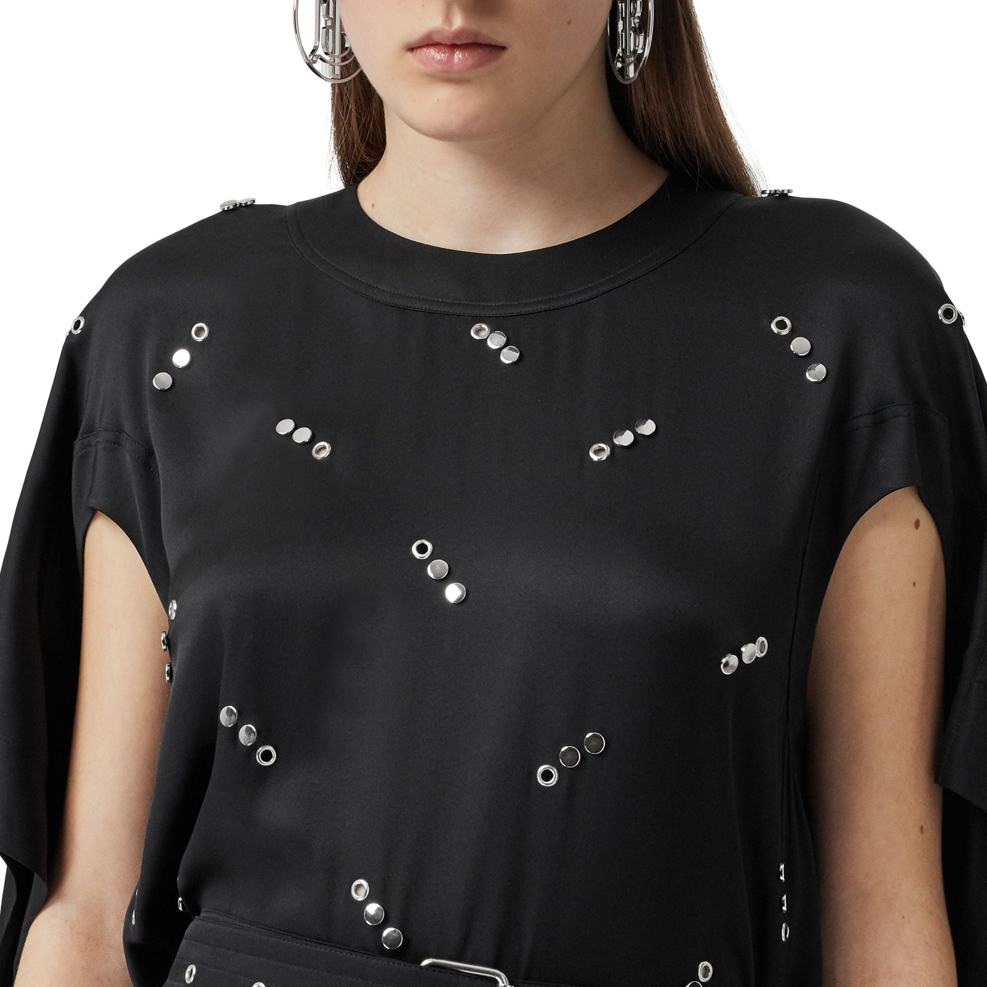 BLACK Robe en satin de soie avec manches à découpes et ornements